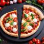 Pizza Maison aux Légumes Frais et Mozzarella